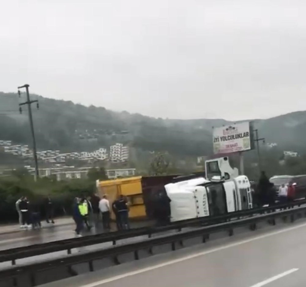 Otobanda Tır Devrildi, Sürücüler Kontak Kapattı: Kaza Anı Kamerada