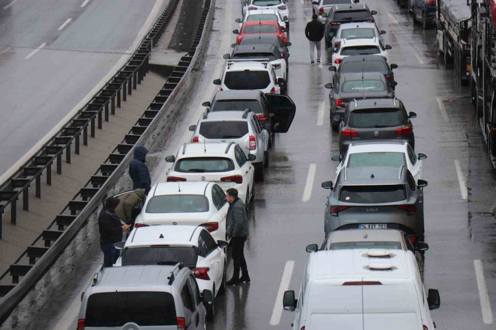 Otobanda Tır Devrildi, Sürücüler Kontak Kapattı: Kaza Anı Kamerada