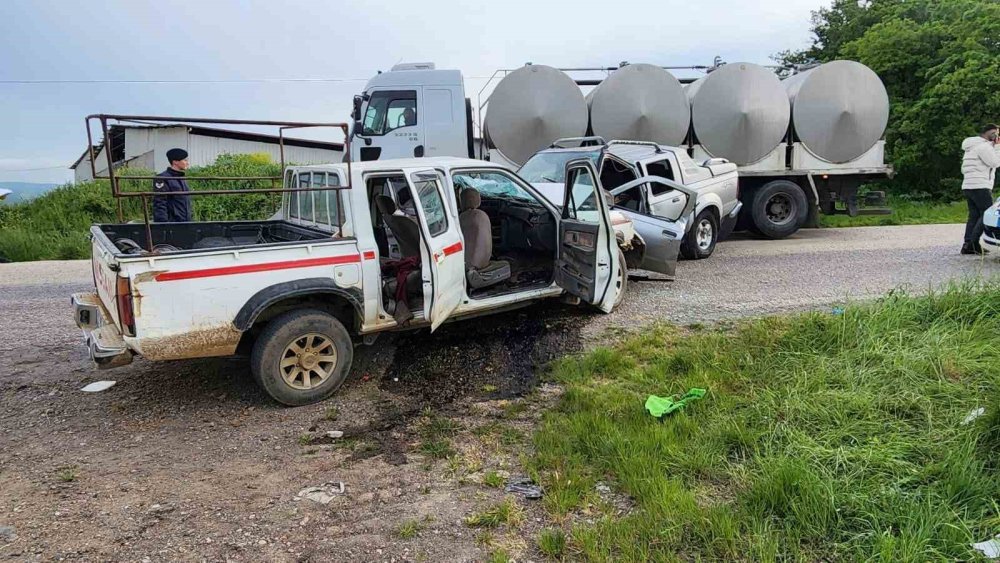 Otomobiller Kafa Kafaya Çarpıştı!