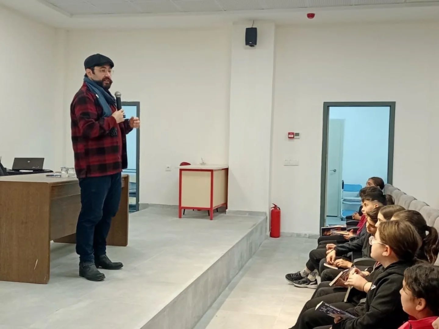 yazar-kayahan-demir-genc-okuyucularla-bulustu.jpg