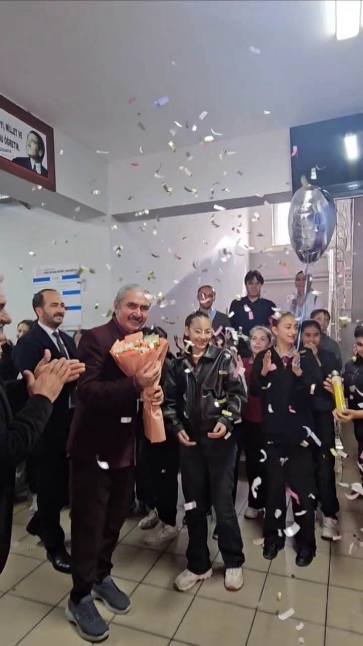 43 Yıllık Eğitimci Emekliliğe Böyle Uğurlandı