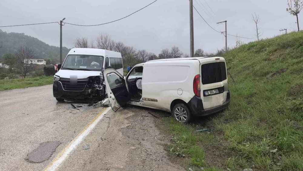 İşçileri Taşıyan Servis Minibüsü İle Hafif Ticari Araç Çarpıştı: 13 Yaralı