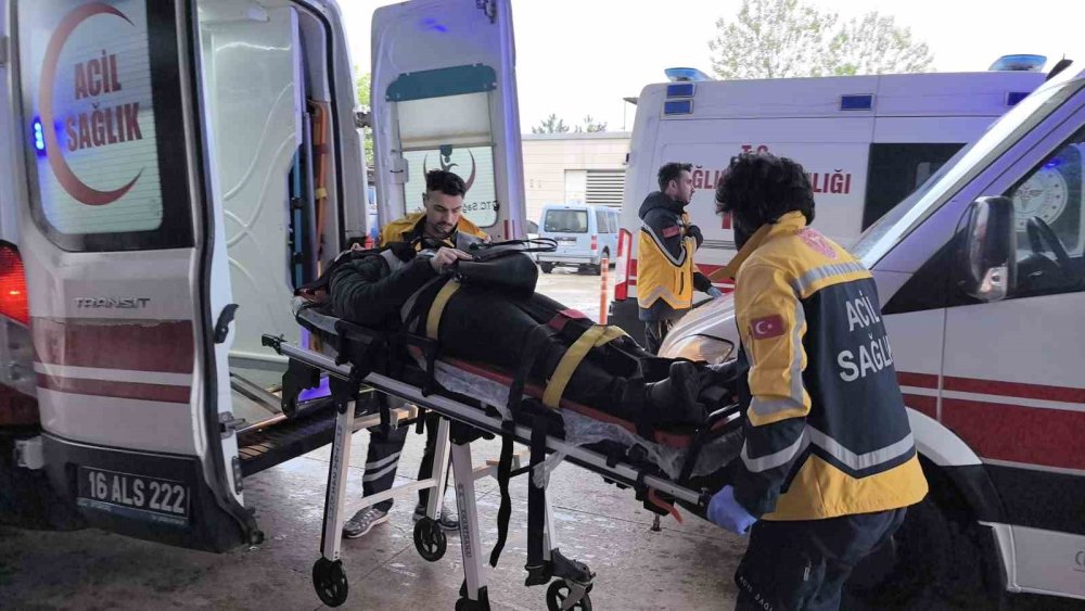 İşçileri Taşıyan Servis Minibüsü İle Hafif Ticari Araç Çarpıştı: 13 Yaralı