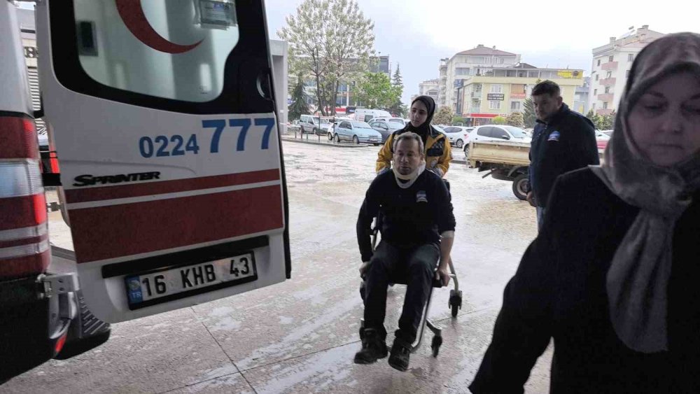 İşçileri Taşıyan Servis Minibüsü İle Hafif Ticari Araç Çarpıştı: 13 Yaralı