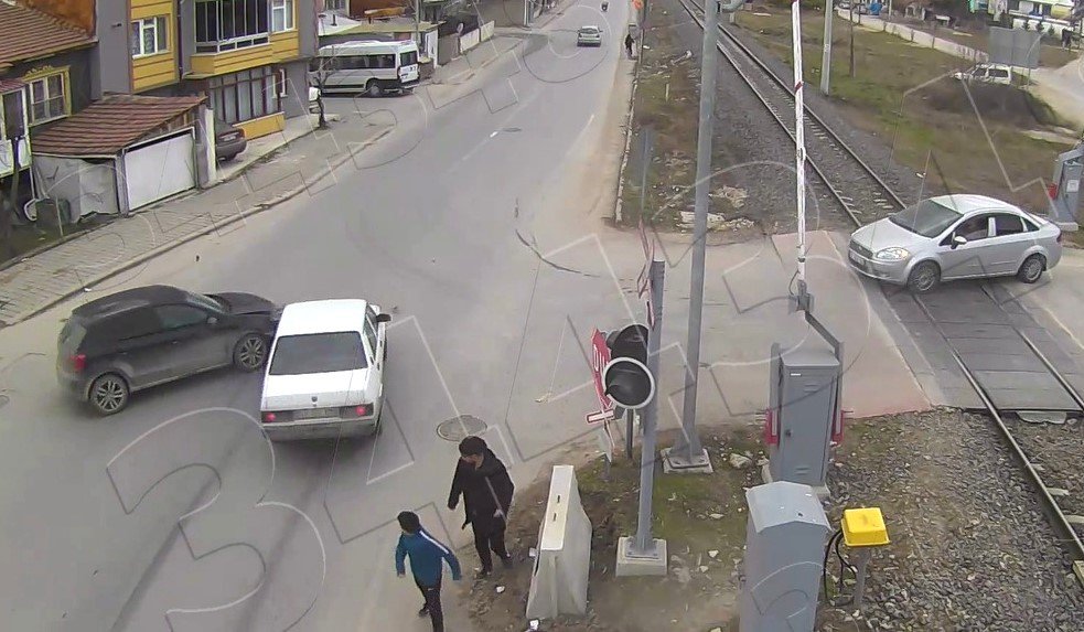 Aşırı Hız Ve Dikkatsizlik Kazalara Davetiye Çıkarttı