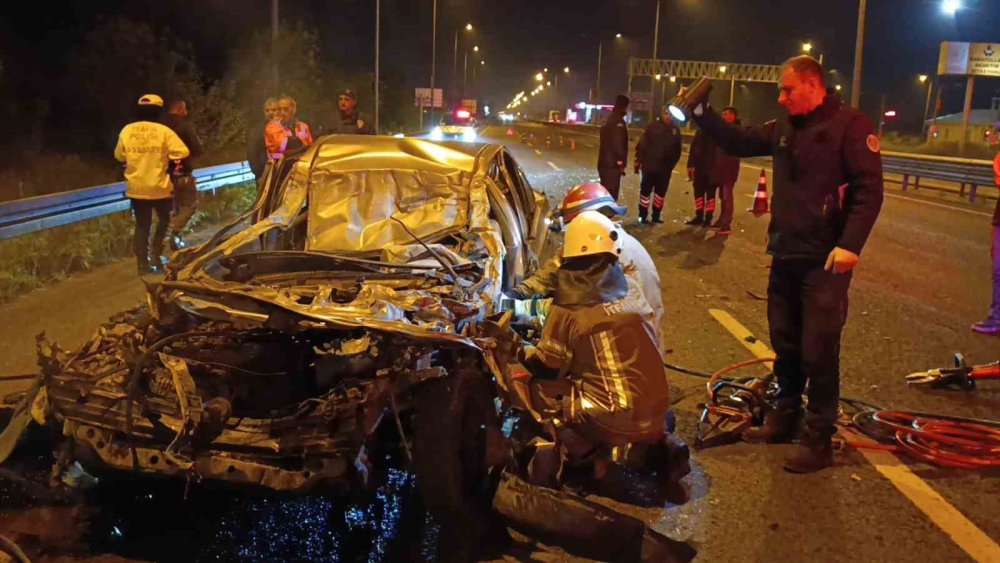 Korkunç Kaza: Otomobil Kamyonun Altına Girdi!