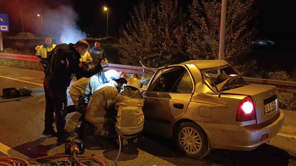 Korkunç Kaza: Otomobil Kamyonun Altına Girdi!