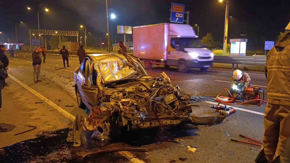 Korkunç Kaza: Otomobil Kamyonun Altına Girdi!