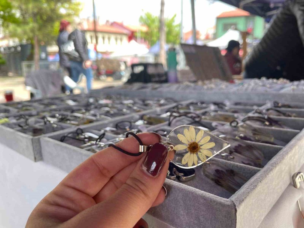 Çiçekler Epoksi Reçine İle Kolyeye Dönüşüyor