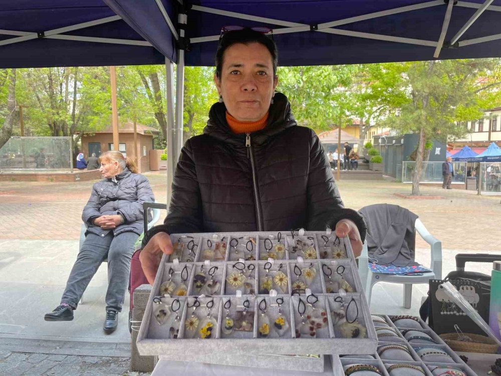 Çiçekler Epoksi Reçine İle Kolyeye Dönüşüyor