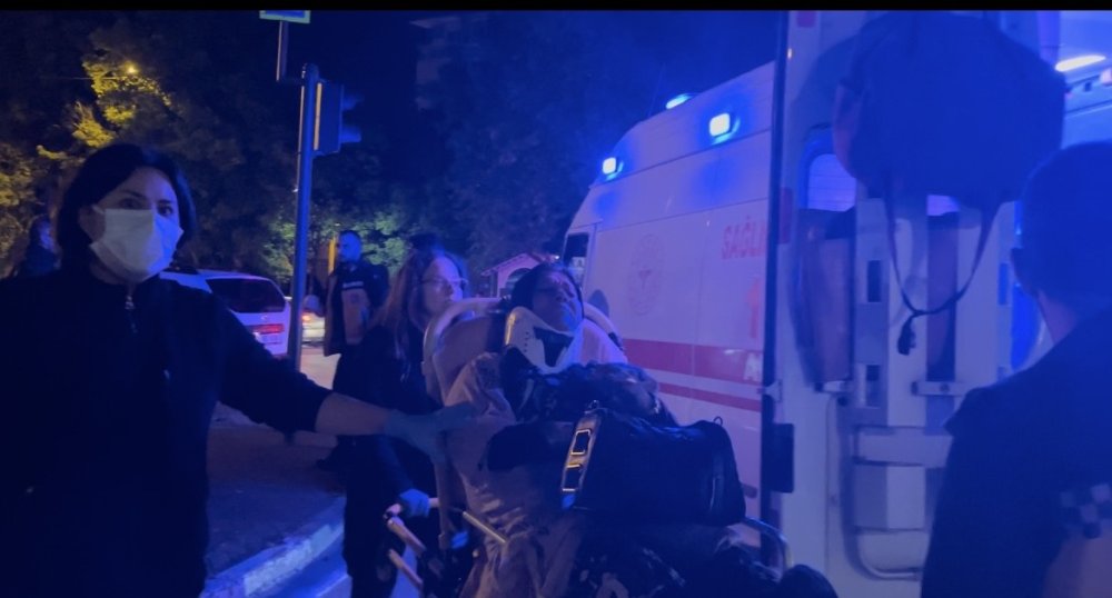 Kırmızı Işıkta Geçen Otomobil Taksiye Çarptı: 7 Yaralı