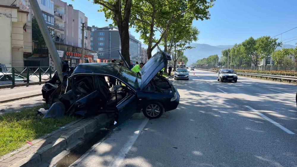 Kontrolden Çıkan Otomobil Aydınlatma Direğine Çarptı