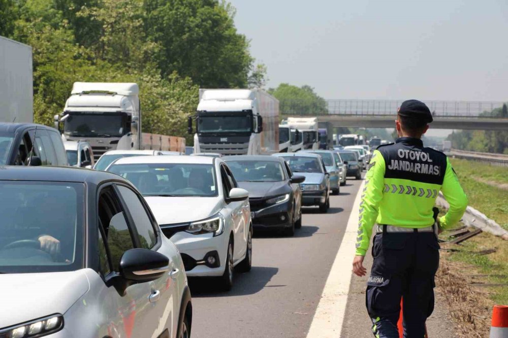 Otoyolda Lastiği Patlayan Tır, Bariyerlere Çarptı