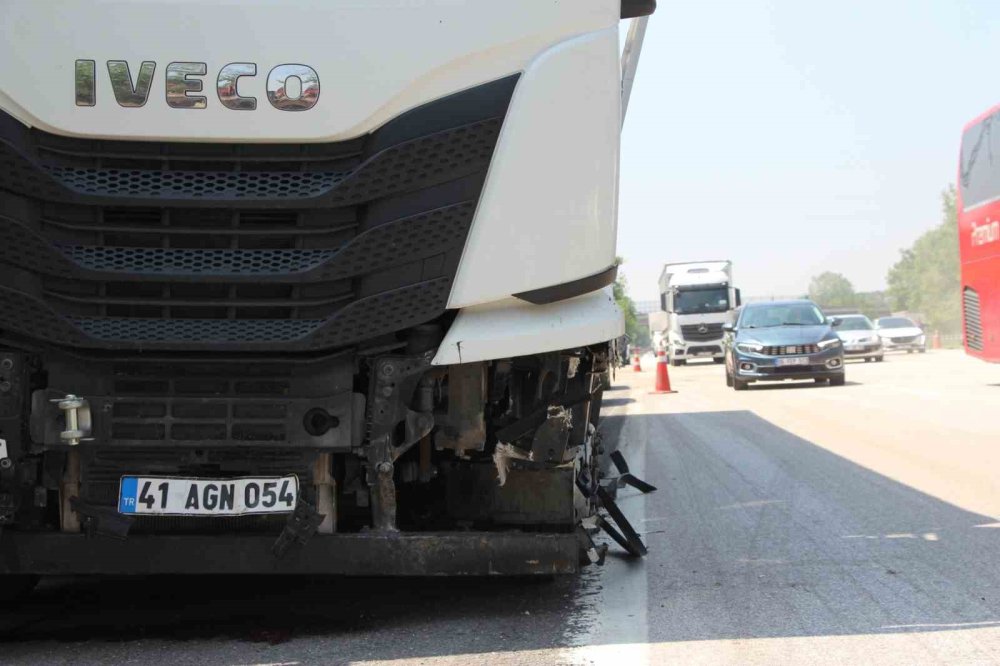 Otoyolda Lastiği Patlayan Tır, Bariyerlere Çarptı
