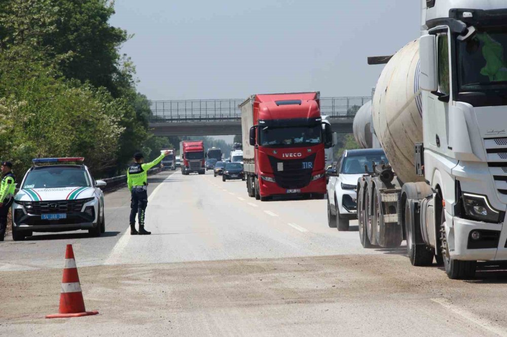 Otoyolda Lastiği Patlayan Tır, Bariyerlere Çarptı