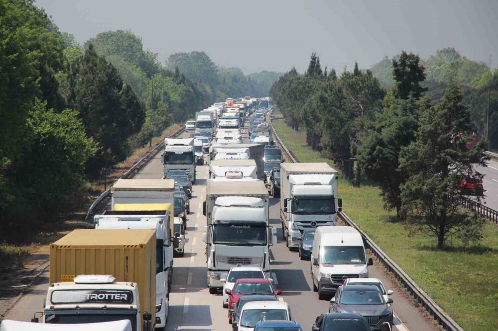 Otoyolda Lastiği Patlayan Tır, Bariyerlere Çarptı