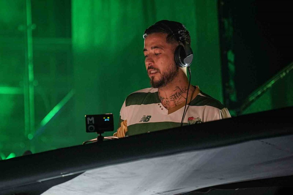 Türk Dj Mahmut Orhan Memleketinde Sahneye Bursaspor Formasıyla Çıktı