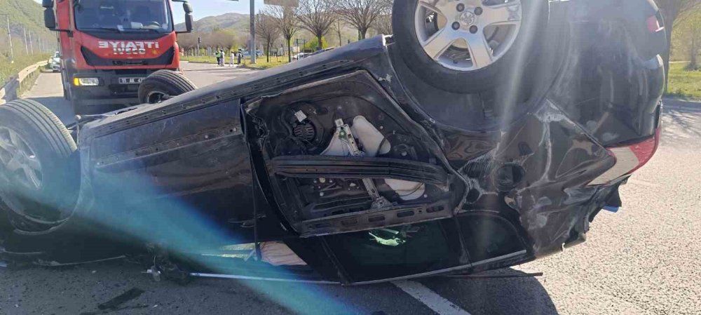 Çarpışan Otomobillerden Biri Takla Attı: 1 Yaralı
