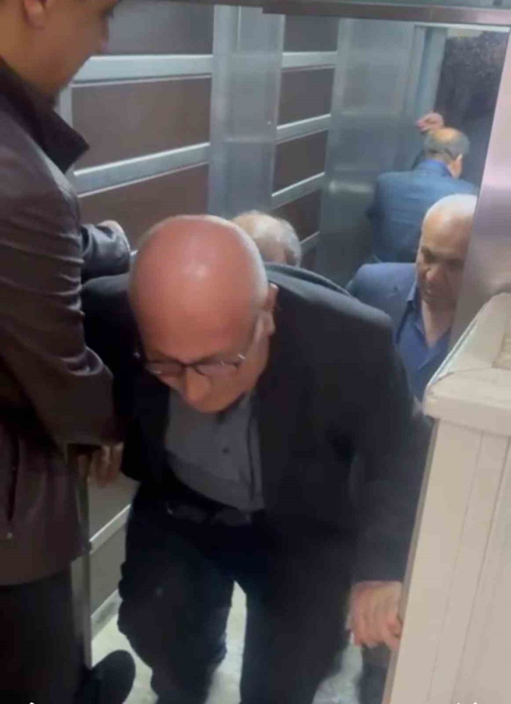 Düğüne Gelen Davetliler Asansöre 10 Kişi Binince Mahsur Kaldılar.
