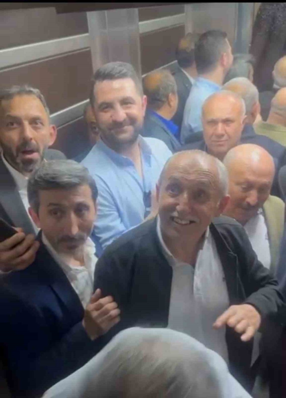 Düğüne Gelen Davetliler Asansöre 10 Kişi Binince Mahsur Kaldılar.