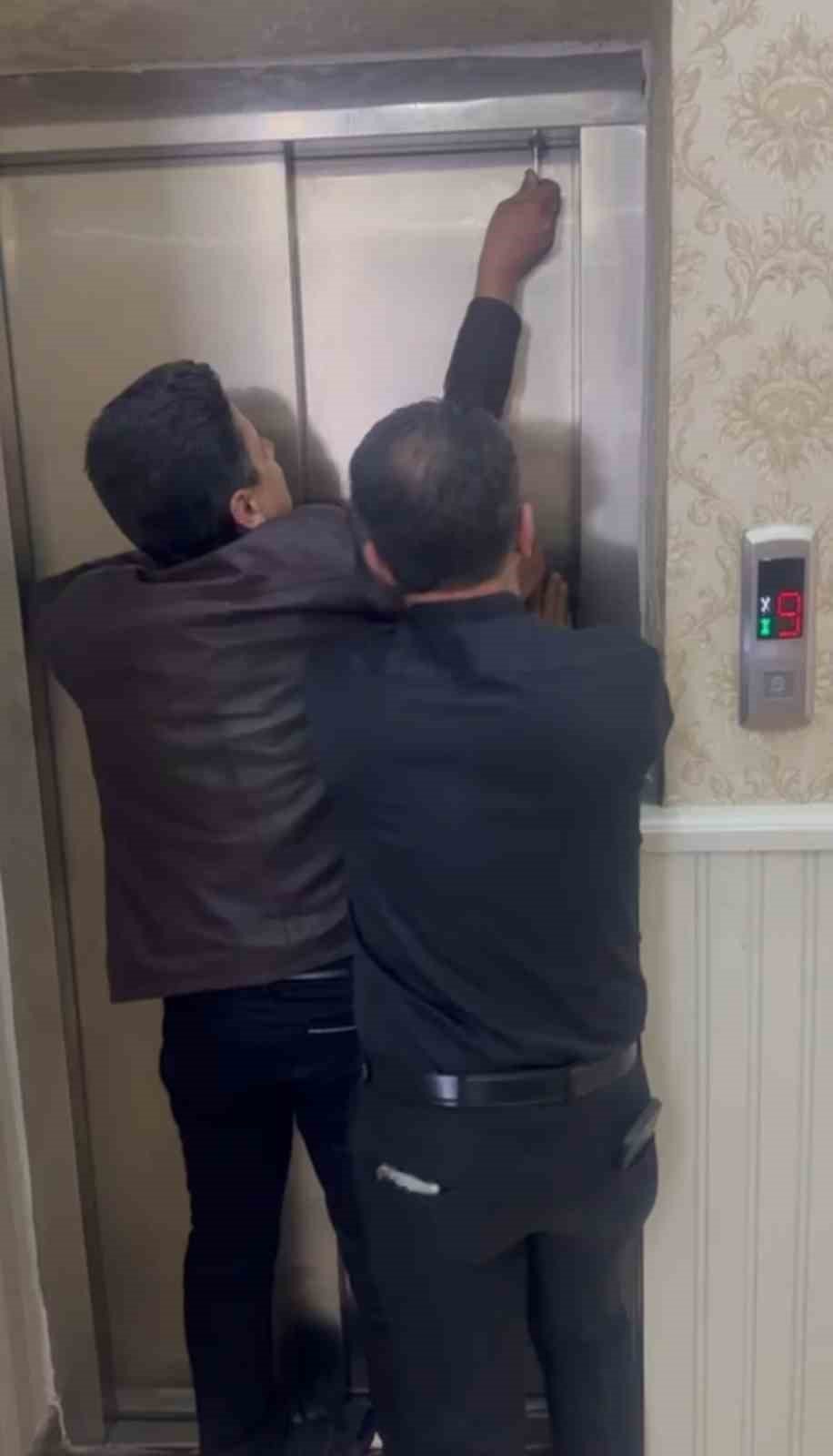 Düğüne Gelen Davetliler Asansöre 10 Kişi Binince Mahsur Kaldılar.