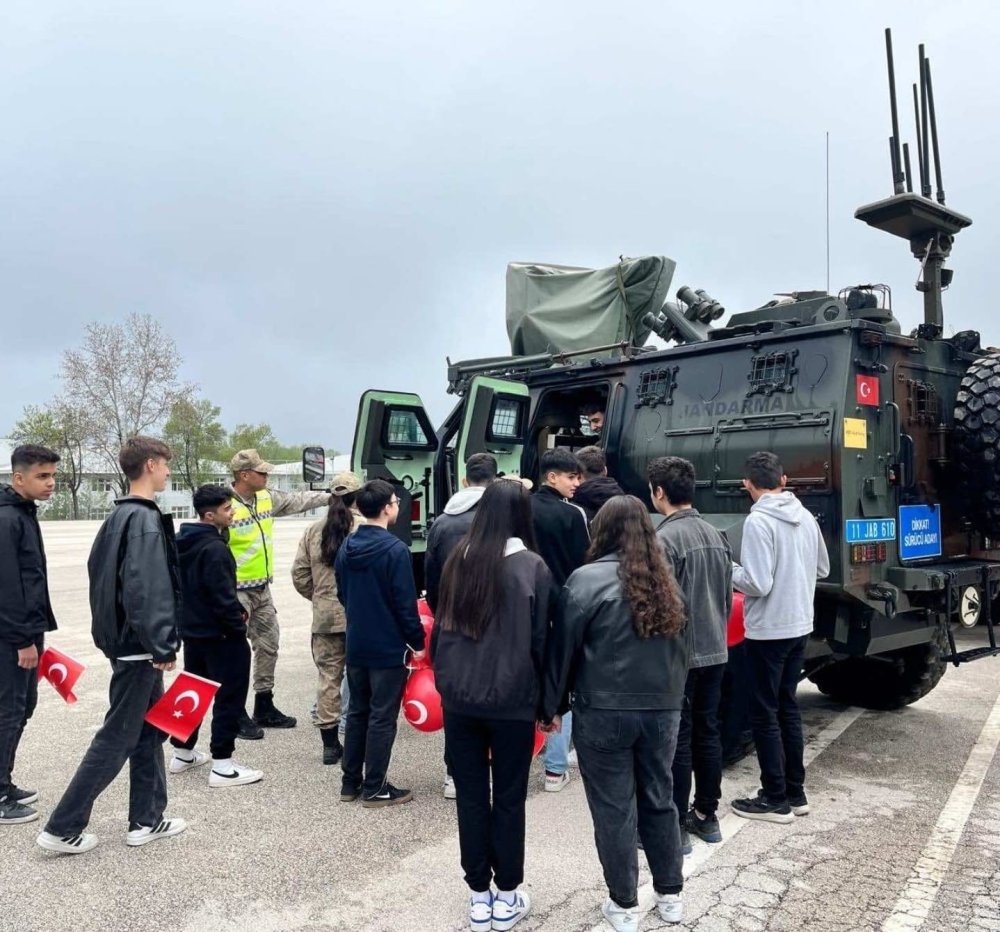 Liseli Öğrencilerden Söğüt Jandarma Ulaştırma Eğitim Merkezi Komutanlığına Anlamlı Ziyaret