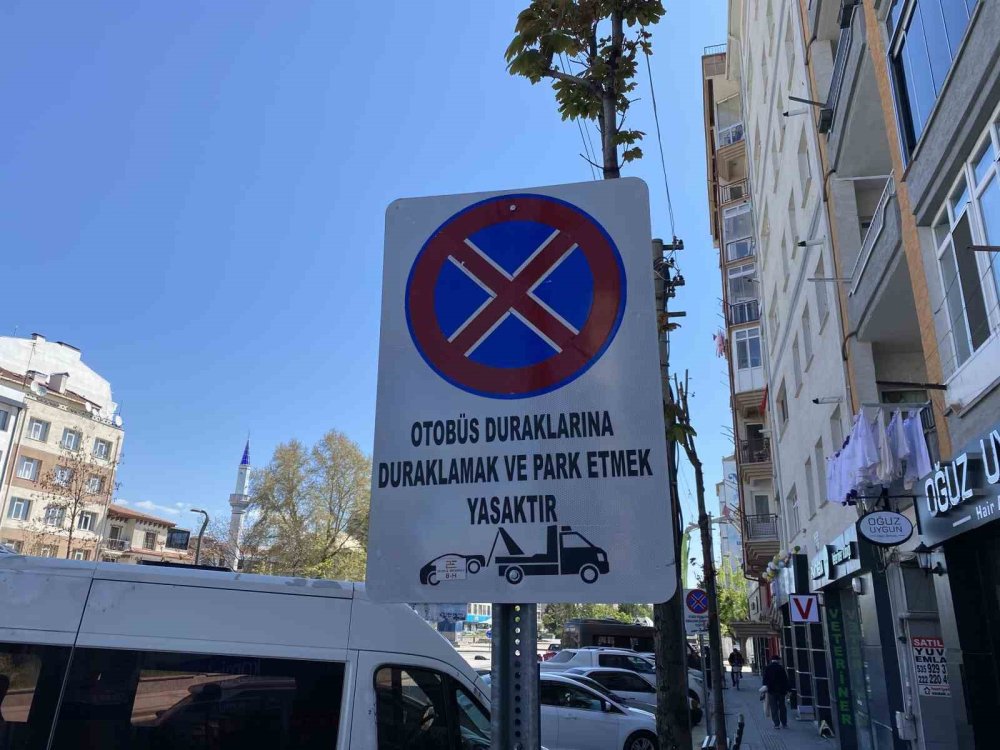 Otobüs Duraklarını Otoparka Çevirdiler