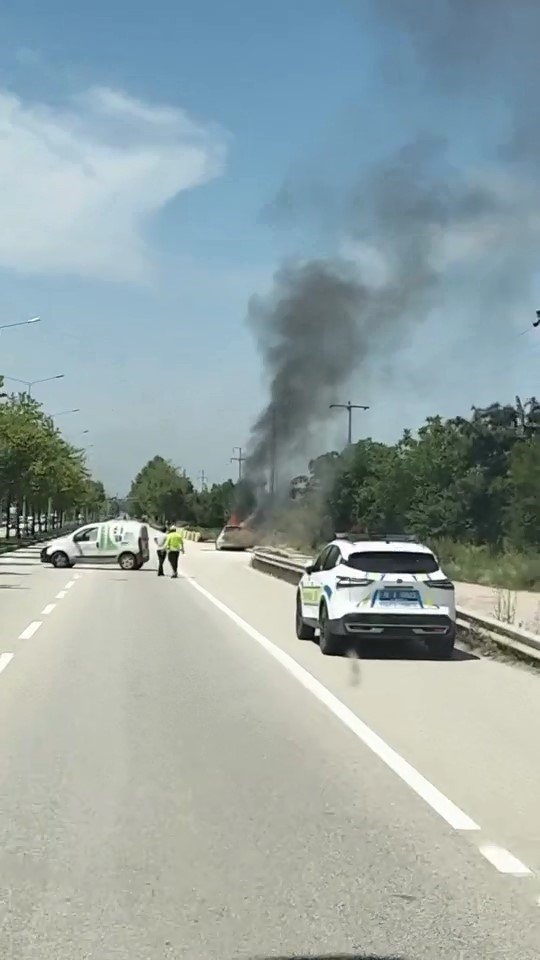 Seyir Halindeki Otomobil Alev Alev Yandı