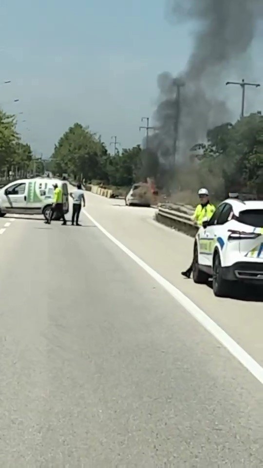 Seyir Halindeki Otomobil Alev Alev Yandı