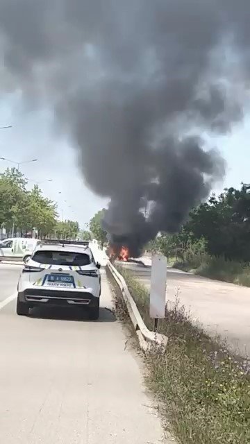 Seyir Halindeki Otomobil Alev Alev Yandı