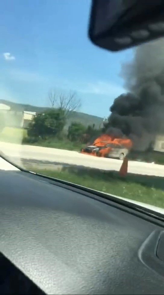 Seyir Halindeki Otomobil Alev Alev Yandı