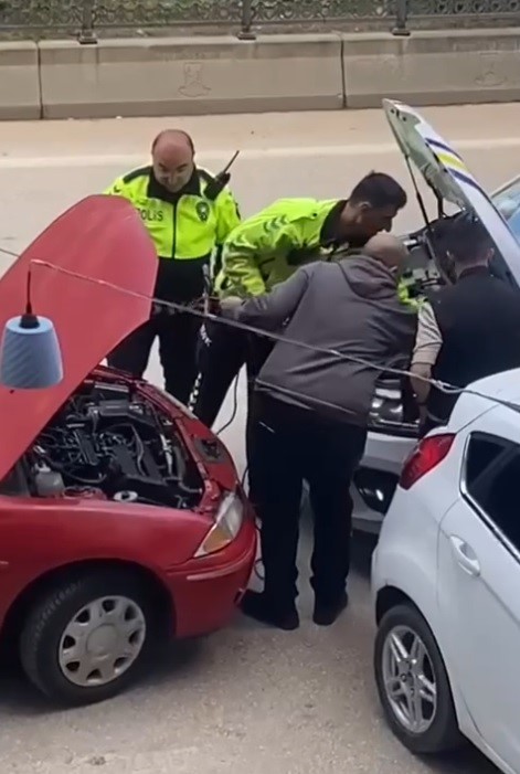 yolda-kalan-otomobilin-imdadina-trafik-polisleri-yetisti.jpg