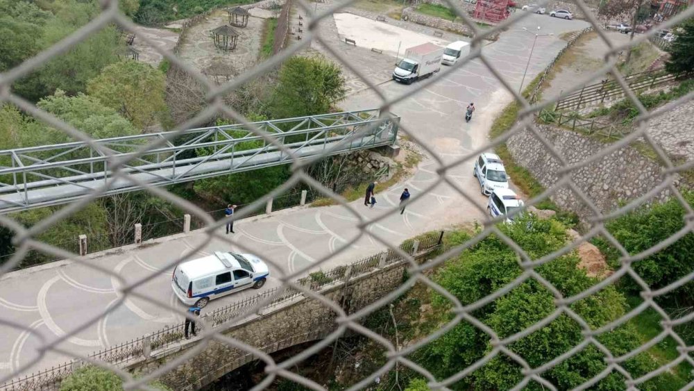 Dilenci Önde Zabıta Amiri Arkada Adeta Maraton Koşusuna Çıktılar