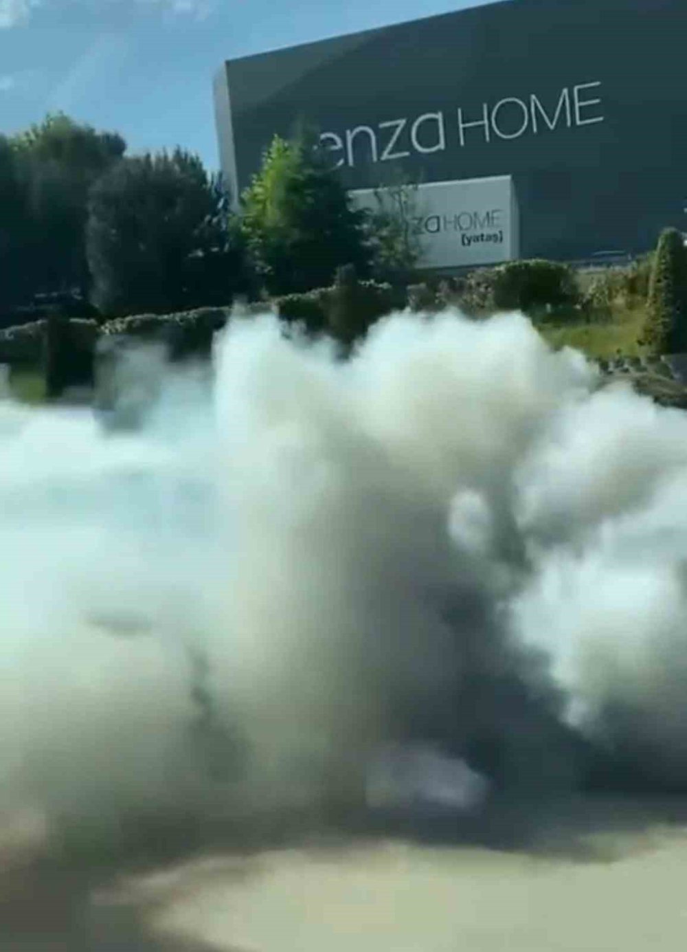 Arıza Yapan Araç Trafiği Dumana Kattı