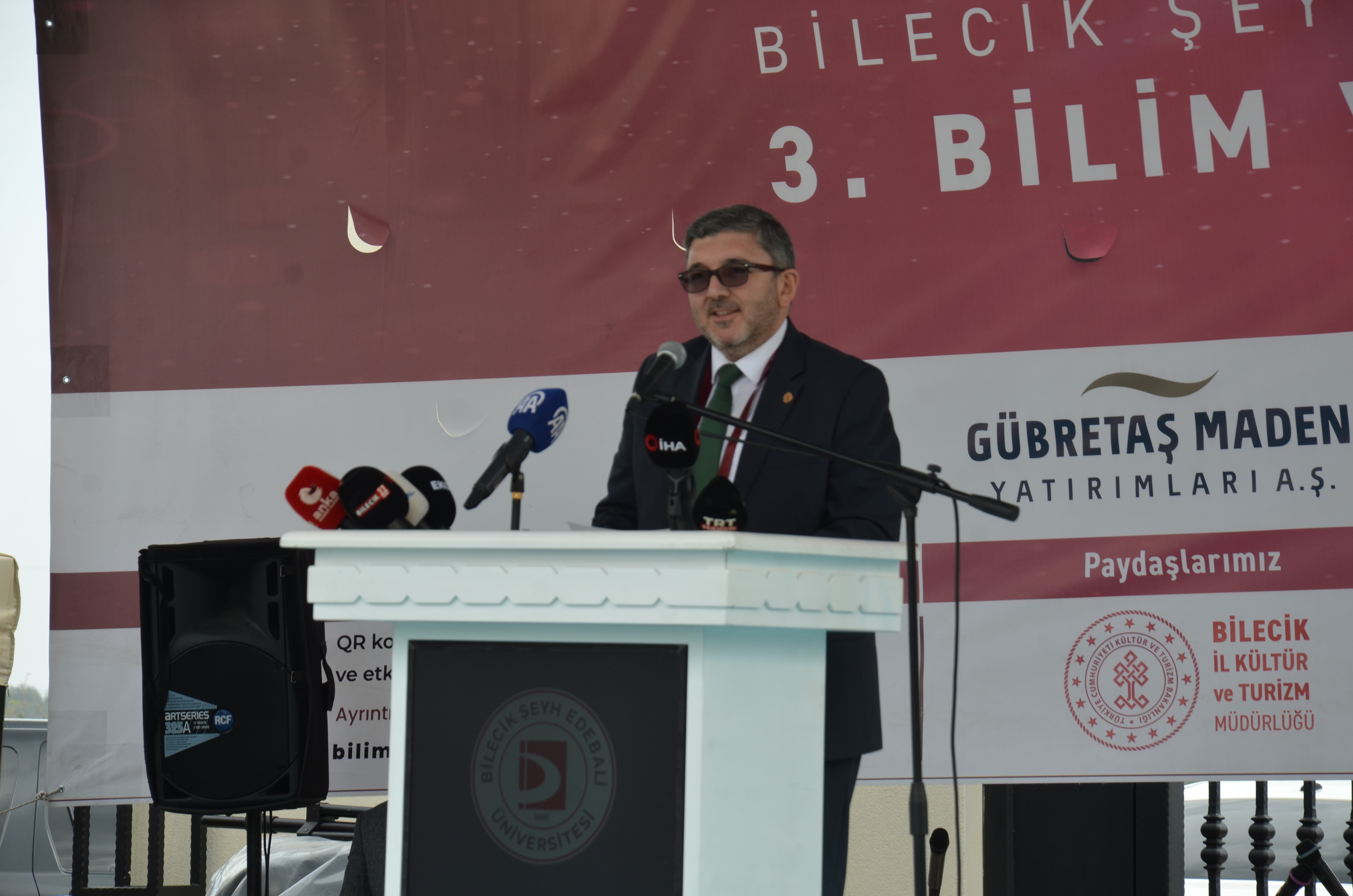 bilecik-seyh-edebali-universitesinde-3-bilim-senligi-coskuyla-basladi-11.jpg