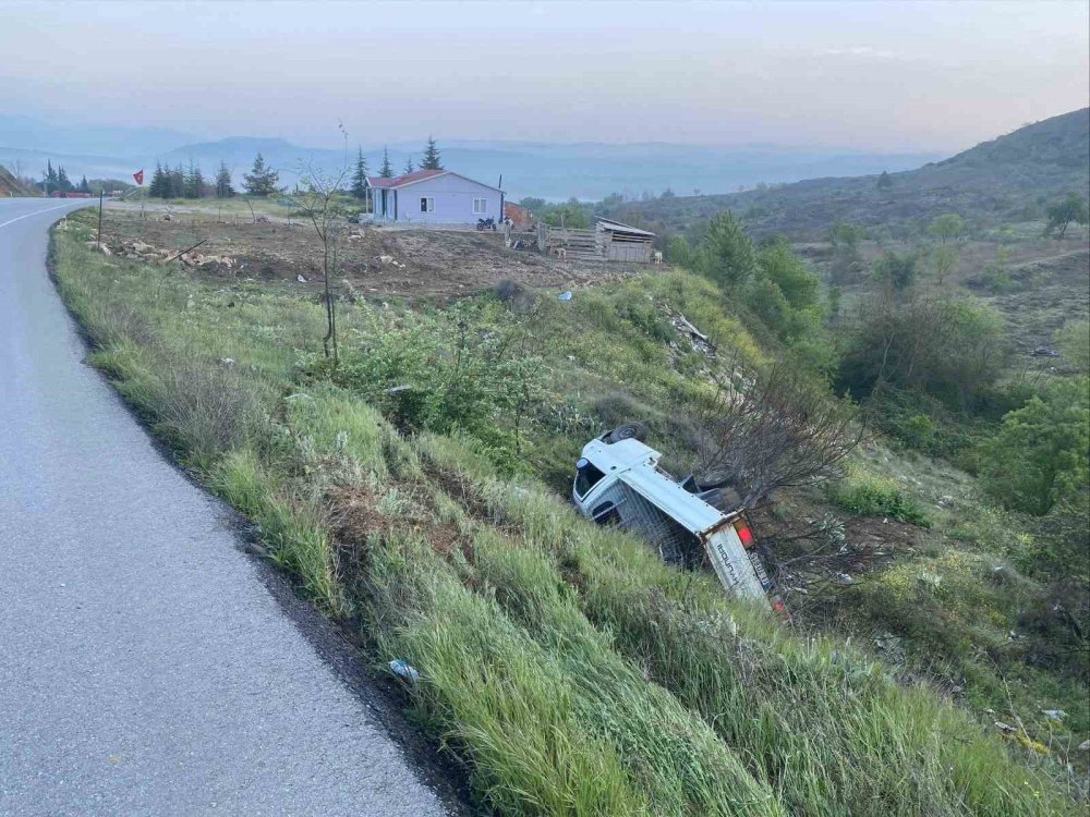 Kontrolden Çıkan Kamyonet Şarampole Yuvarlandı