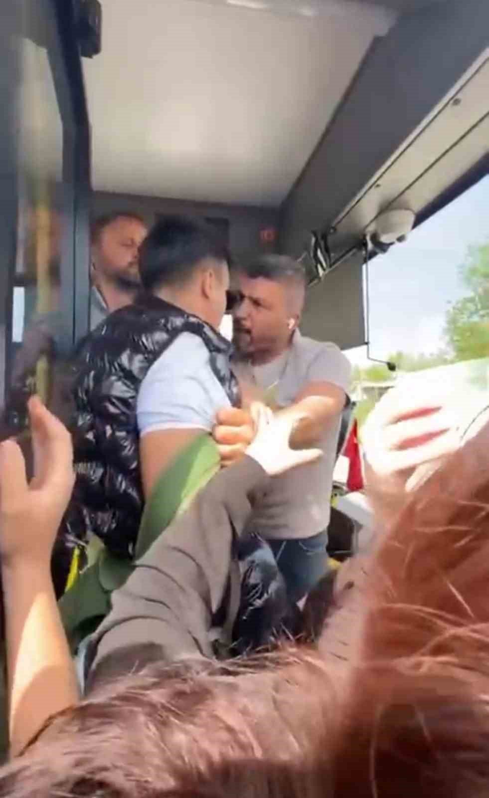 Lise Öğrencisi Tartıştığı Otobüs Şoförünün Üzerine Yürüdü, Arkadaşları O Anları Kayda Aldı