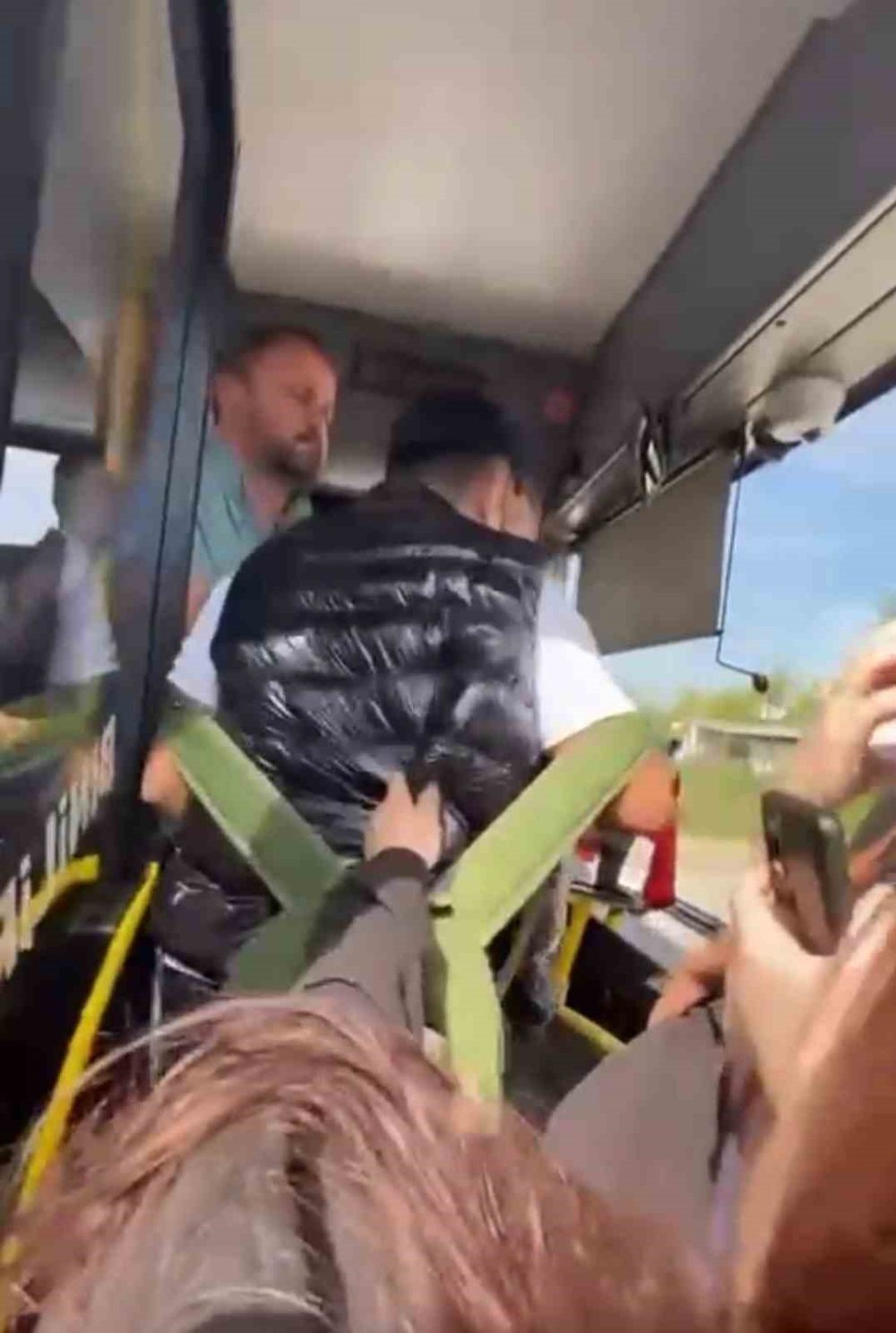 Lise Öğrencisi Tartıştığı Otobüs Şoförünün Üzerine Yürüdü, Arkadaşları O Anları Kayda Aldı