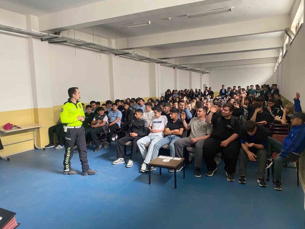 Öğrencilere Trafik Bilinci Eğitimi Verildi