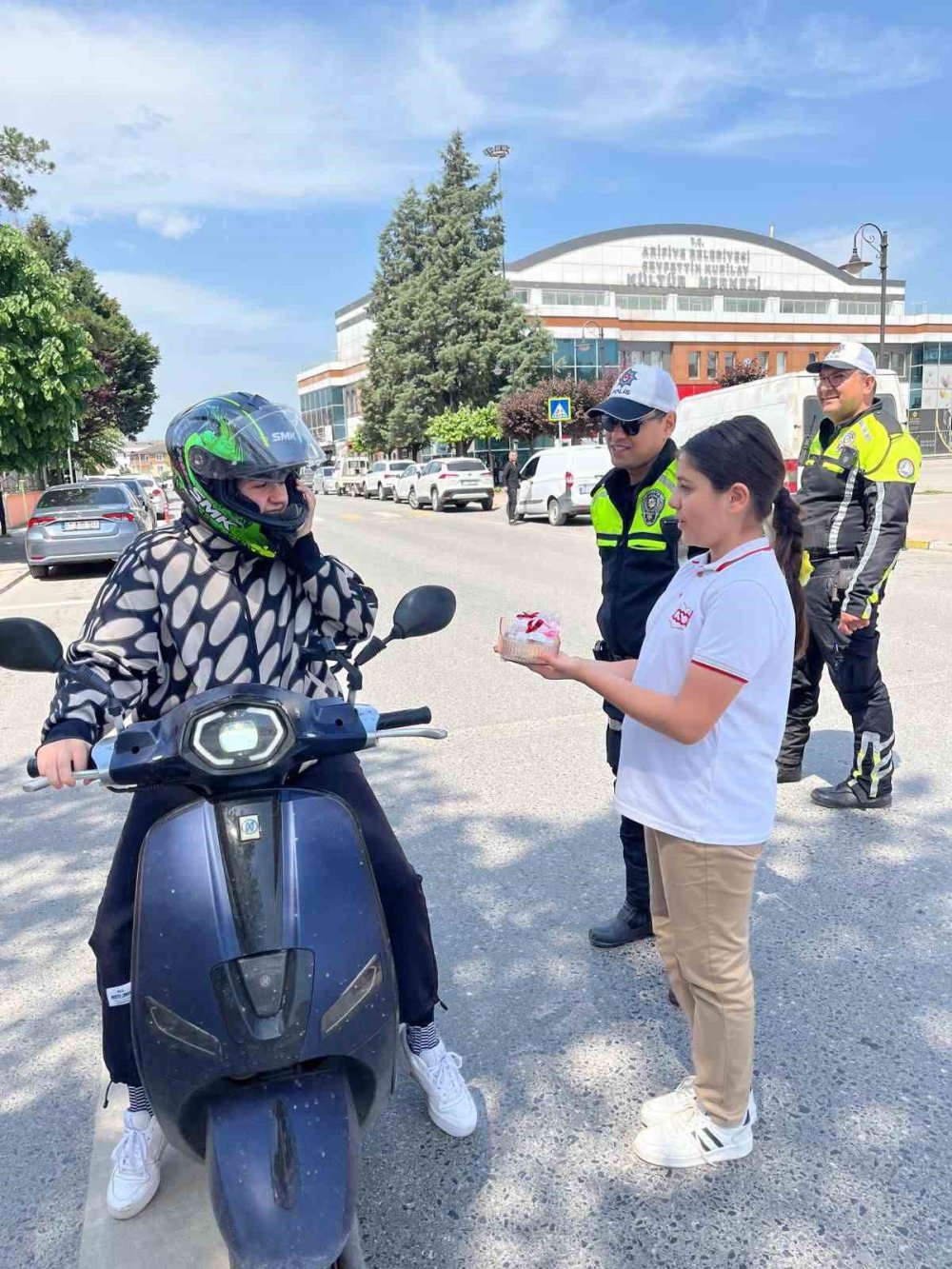 Minik Yüreklerden Büyük Farkındalık: Yaya Geçidinde Duranlara Tatlı Teşekkür