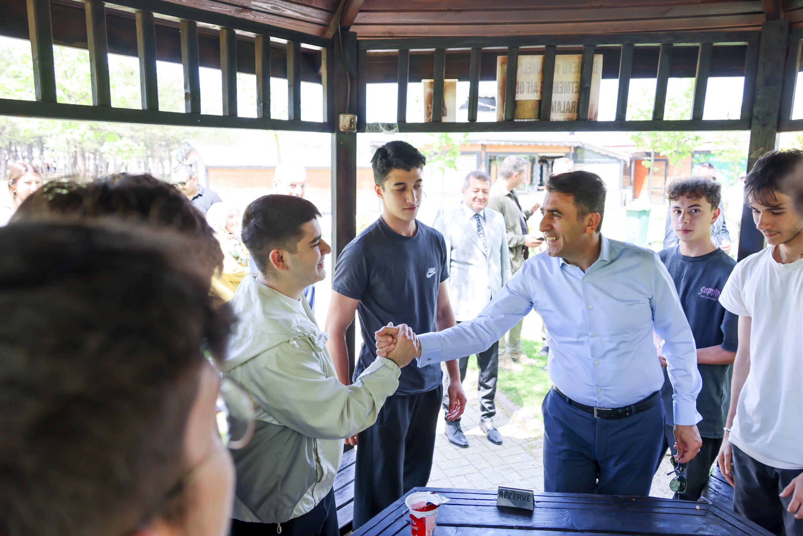 vali-aygol-yksye-hazirlanan-ogrencilerle-bir-araya-geldi.jpg