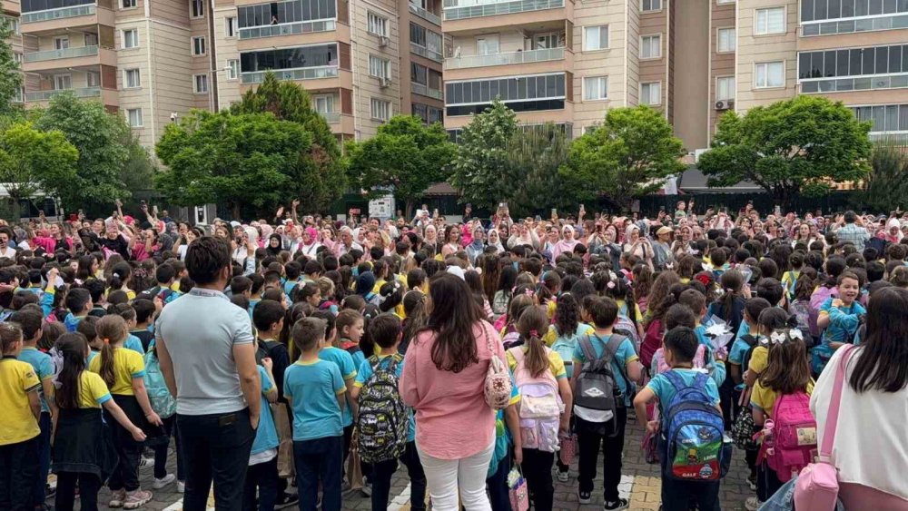 Bin 100 Öğrenciden Anneleri Ağlatan Sürpriz