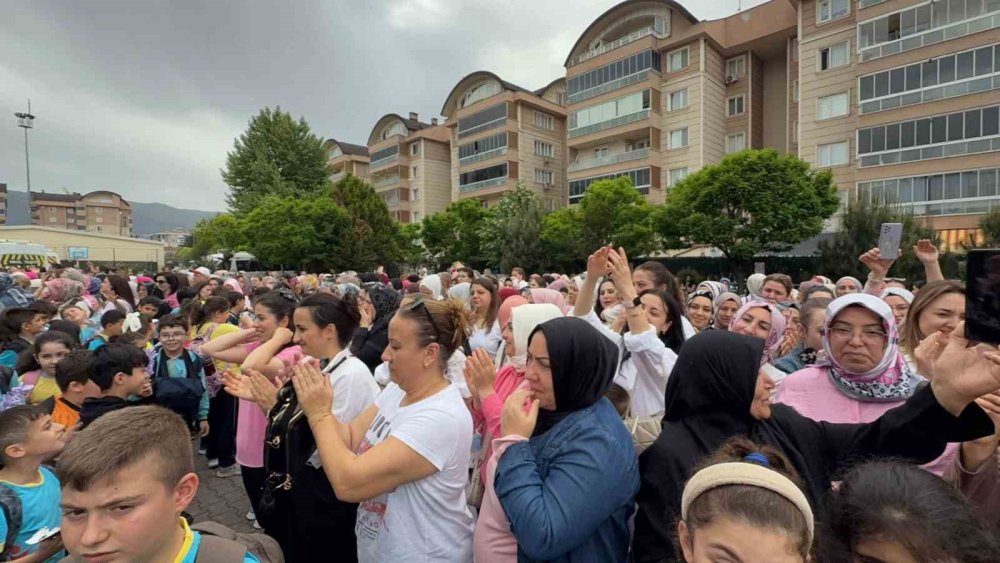 Bin 100 Öğrenciden Anneleri Ağlatan Sürpriz