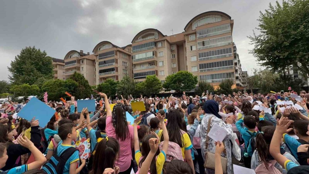 Bin 100 Öğrenciden Anneleri Ağlatan Sürpriz