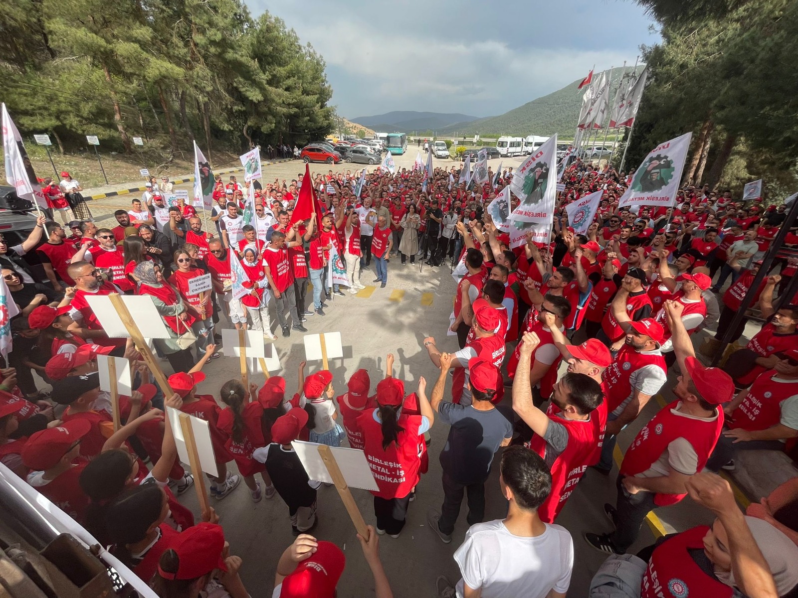 jant-fabrikasi-onunde-protesto.jpg
