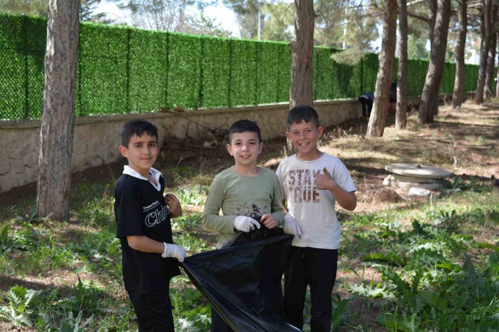 Öğrenciler Çevre Bilincine Dikkat Çekti
