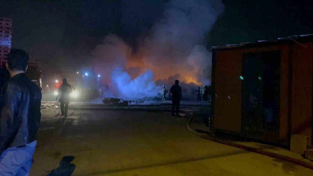 Palet Fabrikası Alevlere Teslim Oldu