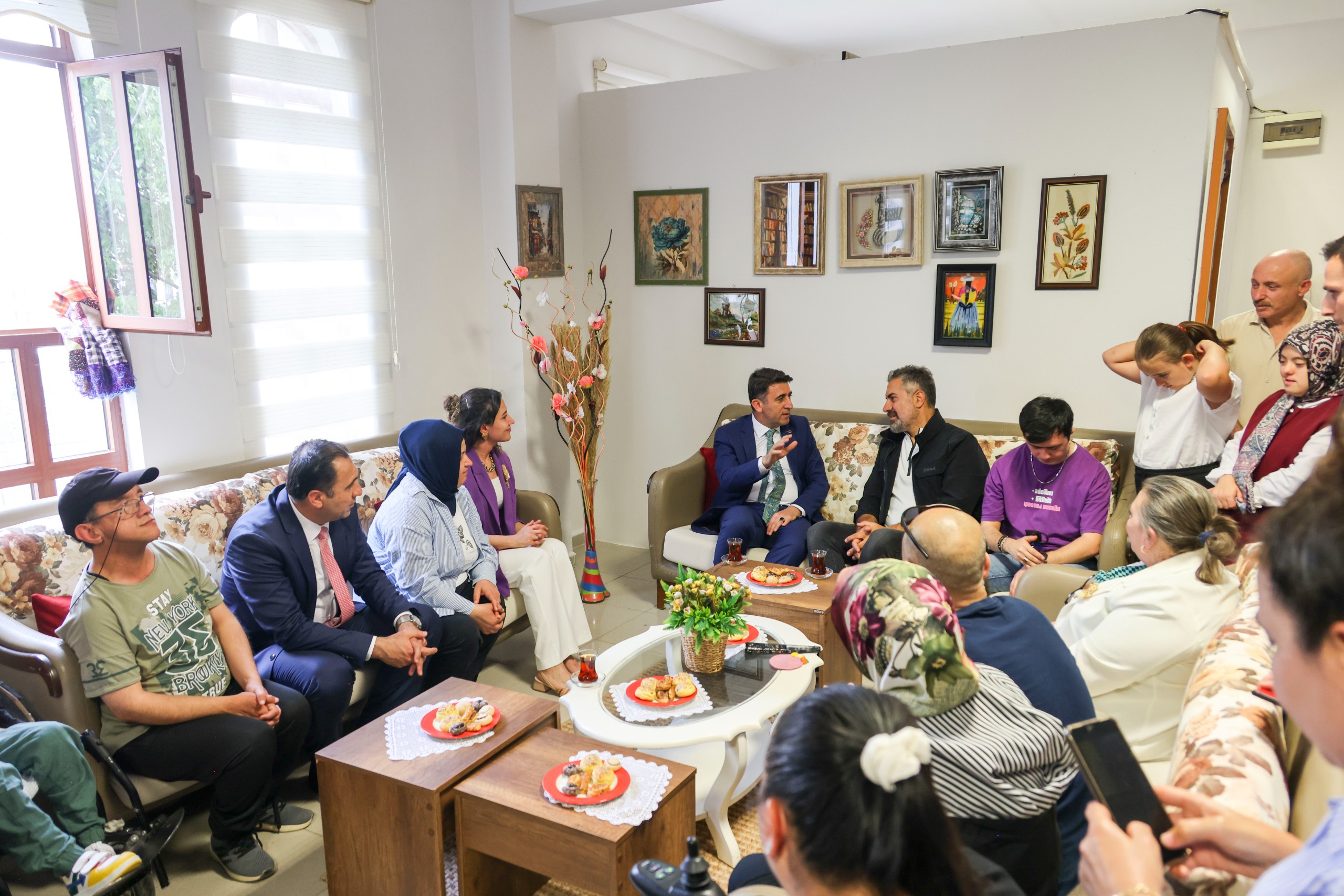 vali-aygol-ozel-bireylerle-bir-araya-geldi.jpg