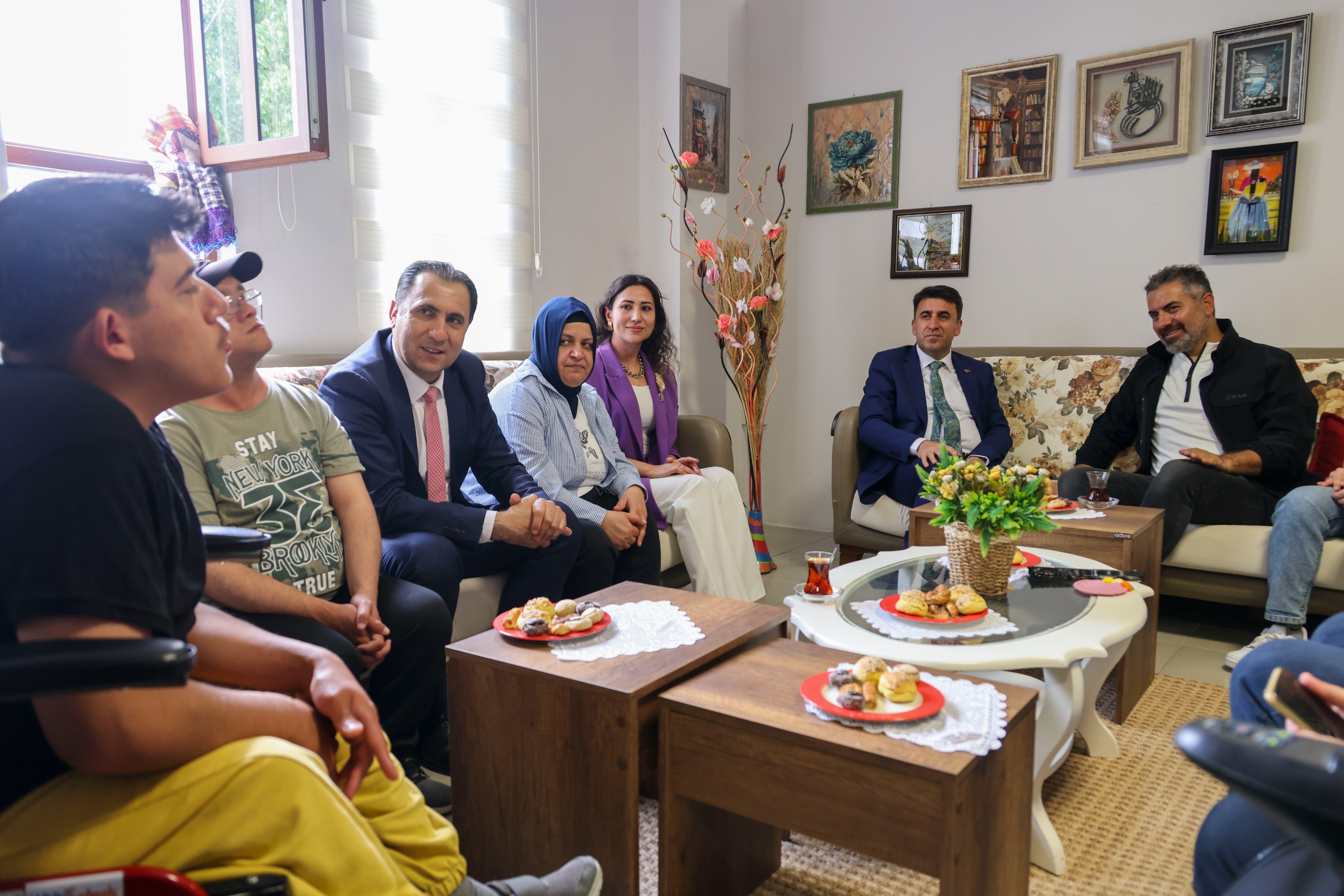 vali-aygol-ozel-bireylerle-bir-araya-geldi2.jpg