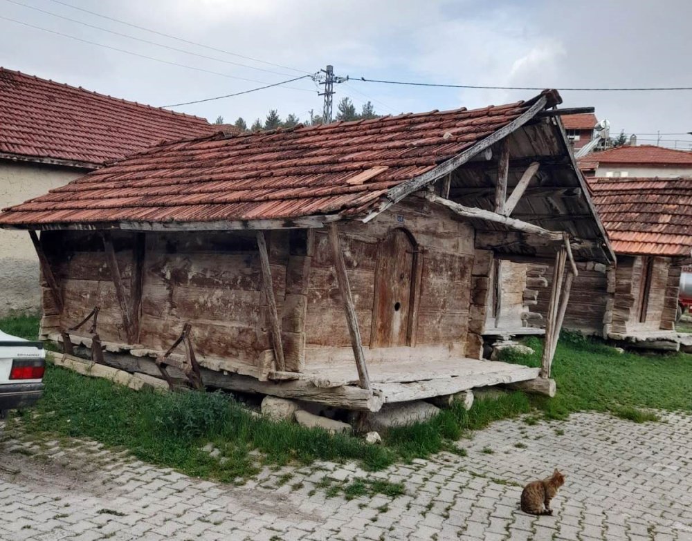 Çivisiz Ahşap Ambarlar Zamana Direniyor
